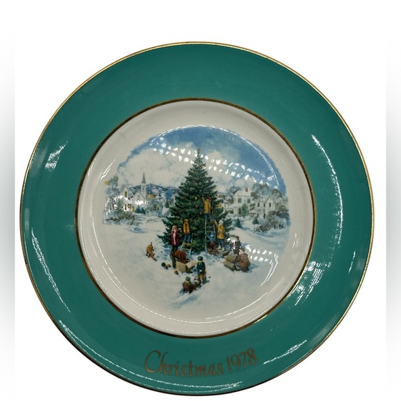 Vintage Avon 1978 Decorative Christmas Plate “Trimming the Tree” - Picture 4 of 6